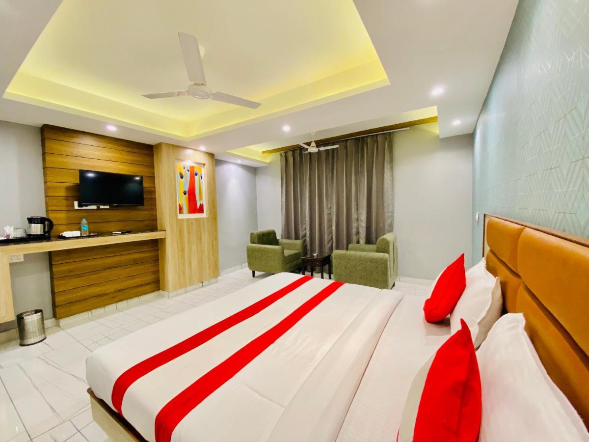 The Eleganza Hotell Jhājra Exteriör bild